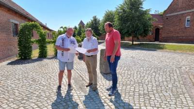 Gespr�chsrunde im Kloster Jerichow zum Thema Fahrradmietstation
v.l.: D. Gerike, R. Maiwald, T. Staudt 
