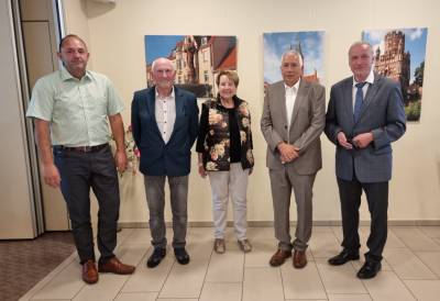 v.l.: Thomas Staudt MdL, Waldemar Schreiber (Vors. SU KV Stendal), Frau
Erika K�gel (Mitglied im Bundesvorstand der SU und Beauftragte f.d. Land
Sachsen-Anhalt), Frank Latuske (Vorstandsvorsitzender DRK Kreisverband
�stliche Altmark e.V.)
