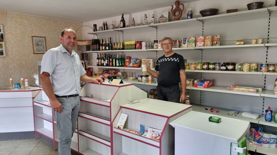 v.l.: MdL Thomas Staudt und Karl-Heinz Dikof im Dorfladen in Klietznick