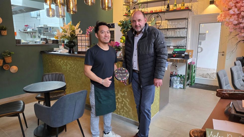 v.l. Inhaber Bien Coung Lai und Thomas Staudt MdL