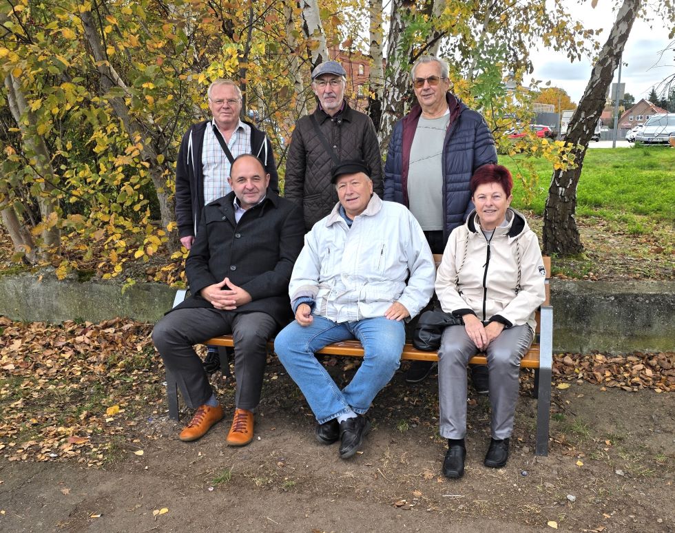 Thomas Staudt MdL (li.) und Klaus Dieter Bauer (li. stehend) freuen sich mit weiteren Senioren ber die neue Parkbank am Kanal