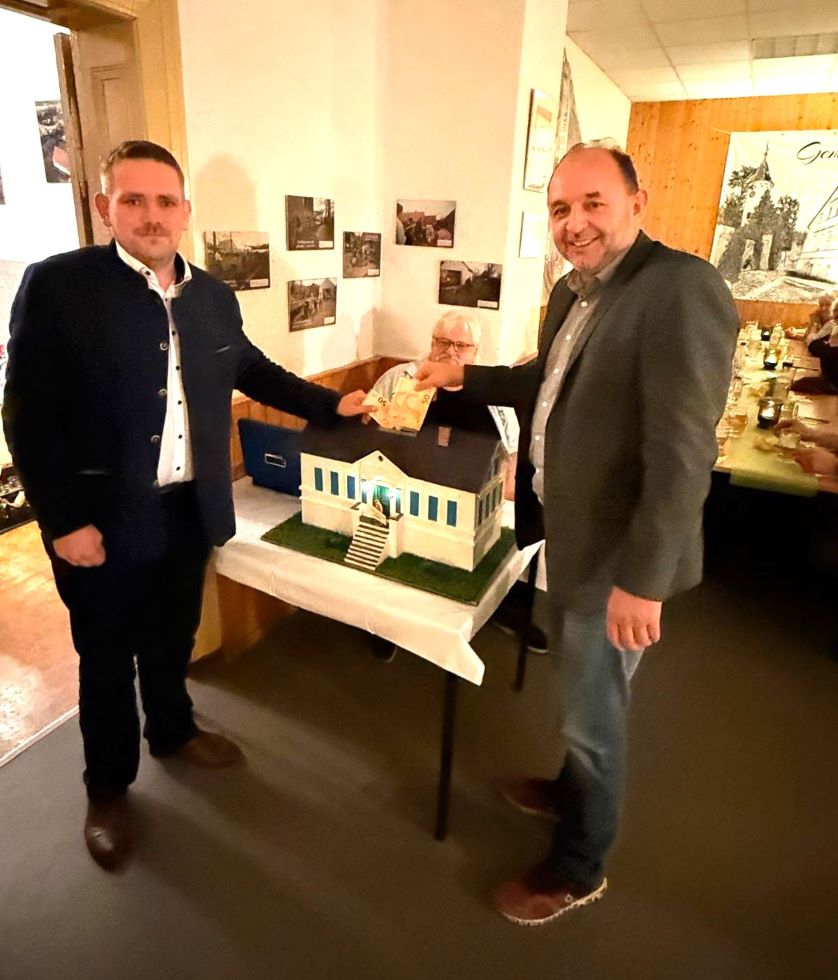 (l.) Lukas Carsten Kppe und Thomas Staudt fllen die Spendenkasse.