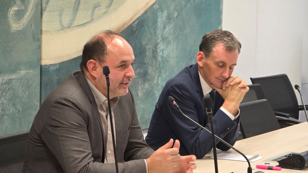 v.l. Thomas Staudt MdL, Bildungsminister Jan Riedel 