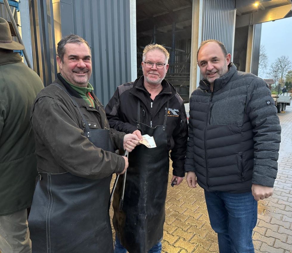 Thomas Staudt MdL (r.) bergibt eine Spende an Thomas Paproth (l.) fr den Frderverein der freiw. Feuerwehr Hselitz