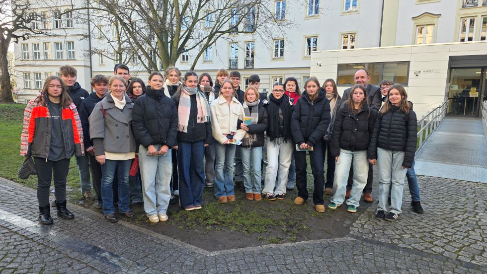 Klasse 9/3 des Bismarck Gymnasiums Genthin vor dem Landtagsgeb�ude