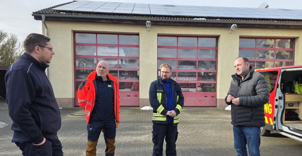 v.l. Ortswehrleiter Patrick Hegewald, Leiter der Hundestaffel Matthias Kapl, Leiter der Drohnengruppe Daniel Sch�nicke und MdL Thomas Staudt