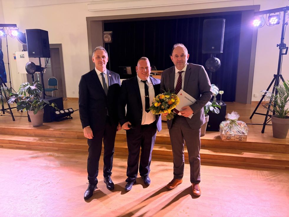 v.l. B�rgermeister Steffen Schilm, Jugendleiter FSV Stephan Deuble, Thomas Staudt