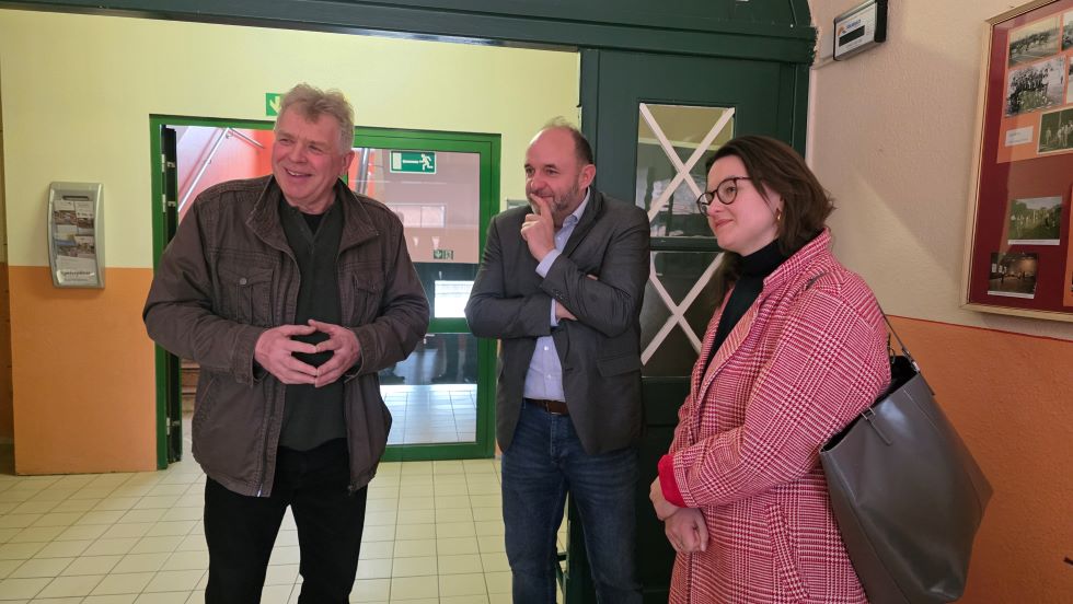 in der Grundschule Jerichow, v.l. Ortsb�rgermeister Ralf Braunschweig, Thomas Staudt MdL, Anna Aeikens MdB