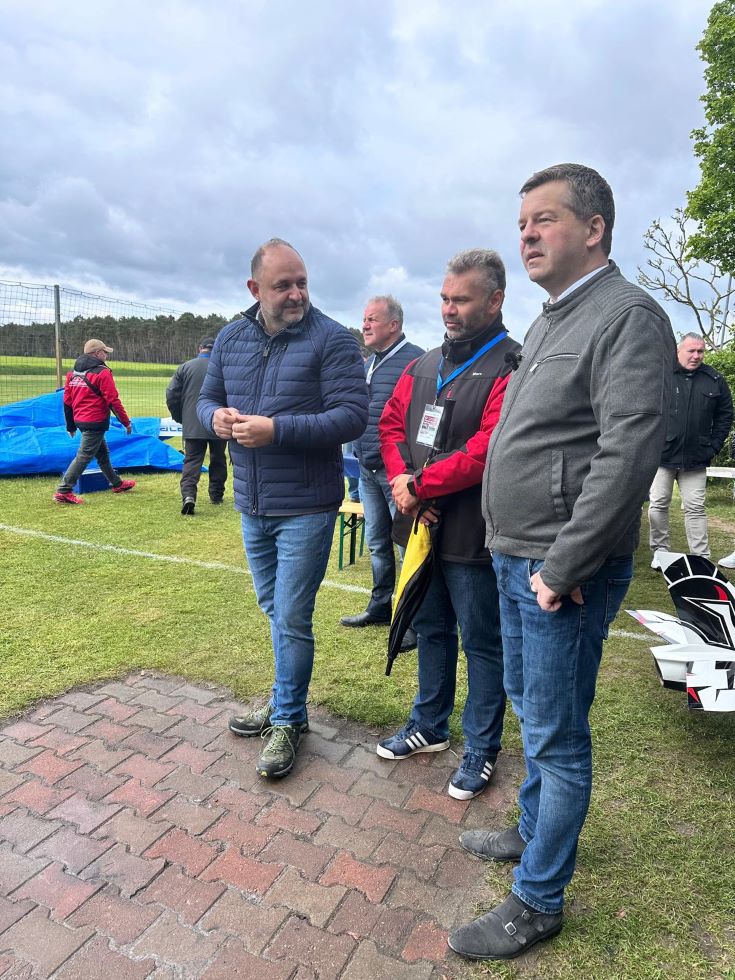 Thomas Staudt l. und Ministerpr�sident Sven Schulze (re.) beim Flugtag des MFC Albatros Stendal Tangerh�tte
