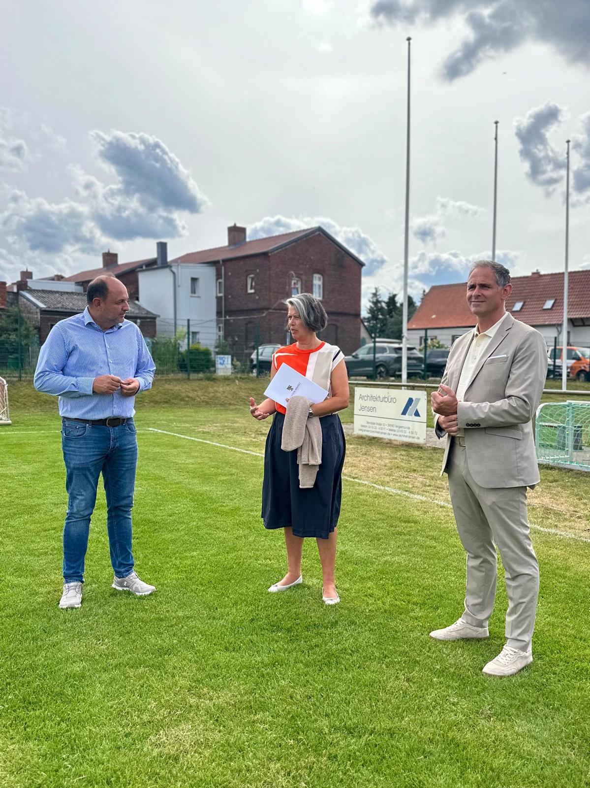 v.l. Thomas Staudt MdL und Vorsitzender FS Saxonia Tangerm�nde e.V., Ministerin Dr. Tamara Zieschang, B�rgermeister von der EHG Tangerm�nde Steffen Schilm