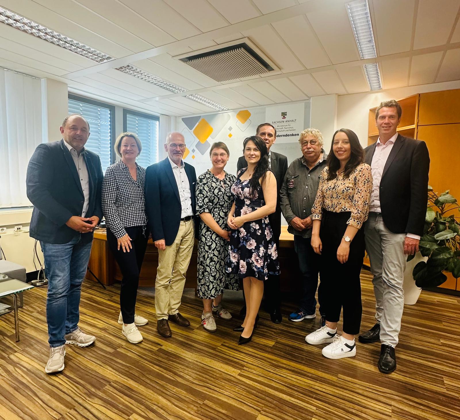 Gespr�chsrunde mit Wirtschaftsministerium mit Staatssekret�rin  Stefanie P�tzsch (4.v.l.)

Foto: MWL